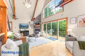 Gorgeous 5 Bdr with Hot Tub - Walk to Holi-Mont! - Image 2