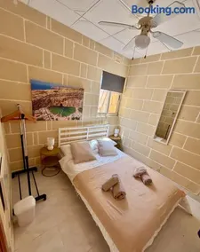 Sunny Xlendi Apartment with Terrace & Balcony - Image 3