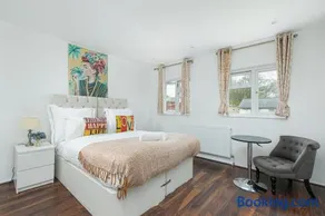 Ephatha House 4-Bedrooms, Sleeps 11, Free Parking, Garden - Image 2