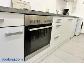 Sunny & Calm Long-Term Apartment with Free Parking - Image 3