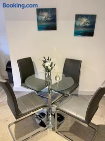 Fantastic convenient 2 Bedroom 2 bathroom Perfect for Stansted Airport, 3 minute walk to Bishops Stortford Train Station! - Image 4