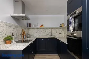 Luxury 2bed apartment with parking 5min walk to beach - Image 3