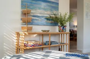 Luxury design, hot tub, close proximity to beach - Image 1