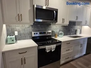 Private Luxury Retreat - King Bed - Full Kitchen - Image 3