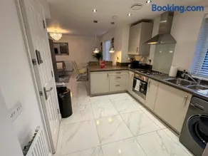 Stylish 3BR House Garden, Parking & Self Check-In - Image 3