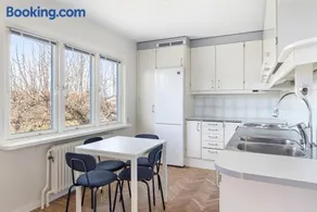 Spacious villa close to the city in Enskede - Image 5