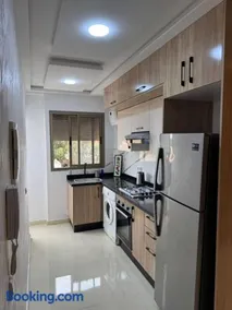 Cozy modern apartment 3 min drive beach access - Image 2