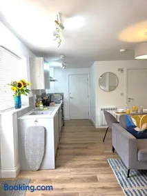 Cozy One Bed Flat at Dawe Luxury Suites - An Entire Apartment near Ely Cathedral & Train Station - The Perfect Base to Explore Ely, Cambridge, Norfolk & London - 2 Guests Max & Pet Friendly - Image 5