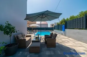 Modern apartment with private pool - Image 3