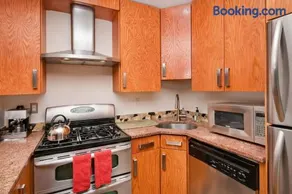 Luxury 2 Bedroom 2 Bath Townhouse in Manhattan - Image 3