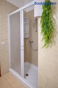 2 min walk to beach - Free parking & private patio - Image 3