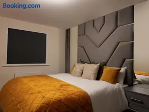 Adeluxe Aura - Entire Ultra Luxury- Super King Bed with Free WiFi, Netflix and Amazon Prime - Image 2