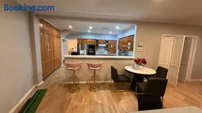 Pool - Arcade Games - Heated toilet seat - Air Conditioning- Hot Tub Spa - Electrical BBQ Grill at Golden Swan Holiday House - Image 5
