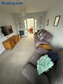 Spacious 3 bed house garden & parking sleeps 5 - Image 3