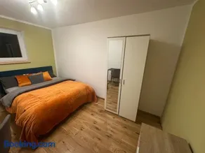 Spacious En-Suite Rooms & Off-Suite Rooms Near Hospital and Shops - Image 3