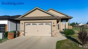 Spacious 4BR with King Suite - Garage - Netflix - Image 1