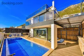 Luxury villa with private pool, sea views, and sauna - Image 2