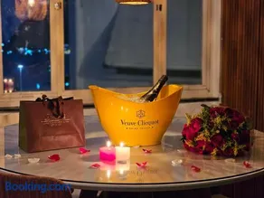 Lux 12 - Cobertura Romantica com piscina aquecida e vista mar - Image 1