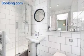 Hosted by StaySejour - Free Parking - Brighton Penthouse - Private Rooftop - 3 bedrooms - Image 3