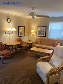 The Admiral Hotel/Motel - Image 2