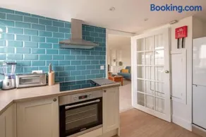 Rooftop Retreat - 2 Double Beds w/ Stunning Views - Image 3