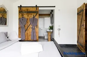 Stylish Getaway Vast Courtyard Hot Tub - Image 2