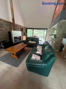 Maison chaleureuse à Saint-Aventin avec jardin et vue montagne - Image 1