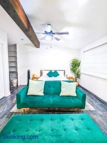 Casita Hosum: Modern WFH Garden Suite w Gazebo Outdoor Kitchen & BBQ - Image 3