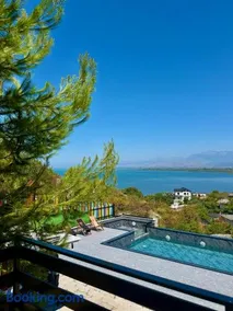 Lakeside Villas & Jacuzzi Suites - Image 4
