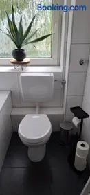 Stay-at-AJ Homes Hamm mit komplett ausgestatteter Küche, Balkon, 4 Hotel-Boxspringbetten in 2 Schlafzimmern & Schlafsofa sowie kostenlos inklusive Bettwäsche & Handtücher, Verbrauchsartikel, Parkplatz, WiFi & SmartTV - Image 3