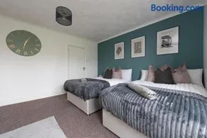 Comfortable 3BR House Pool Table, WiFi & Free Parking - Image 2