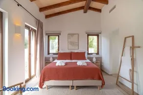 Dreamlike Finca with garden infinity pool panoramic views - Image 3