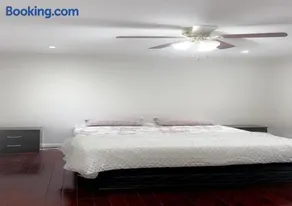Beautiful private Room near Toronto pearson Airport - Image 3