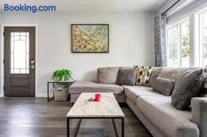 Adorable 2BR-2BA House with EV & Free Parking and Family Friendly in Los Angeles - Image 5