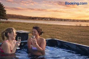 Waterfront Cottage ''The Dream'' with Hot Tub, near Parlee Beach - Image 1