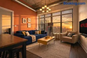 Modern 2BR Stay in South Loop with Optional Parking & Gym Access Near Museum Campus & Grant Park - Image 1