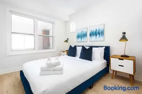 Stylish Ossington Retreat with Modern Comfort - Image 4