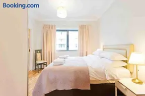 Luxury Two Bedroom Apt in Dublin - Image 3