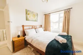 Chesterfield - Friendly Two-Bedroom Home with Leafy Garden & Parking - Image 3