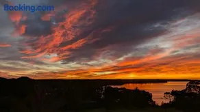 Paradise Point, beautiful and secluded, ocean views, 800m lake frontage - Image 1