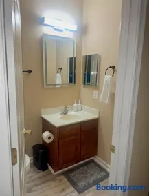 Large 4-Bedroom Entire Home with Two Living Rooms - Image 4