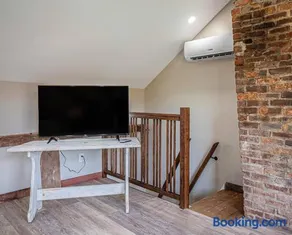 1786 Farm Cottage Honeymoon Suite Renovated 2022 - Image 2