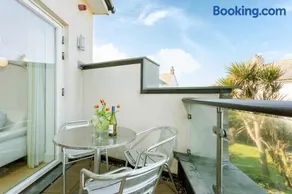 Apartment by the beach, sea views - Image 3