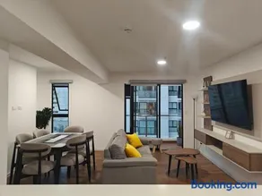 Modern apartment with balcony and panoramic views - Image 1