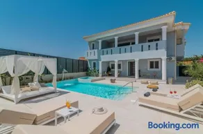 Fratelli Villa, with Heated Pool & Spa Whirlpool, By ThinkVilla - Image 4