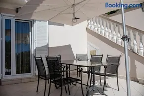 Spacious modern One bedroom Apartment with Garden & SeaView - Image 3