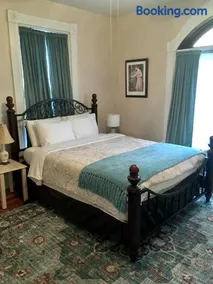 Historic Upstairs Apartment - Image 1