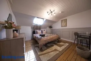 Comfort and Video Projector Close to Downtown - Image 1