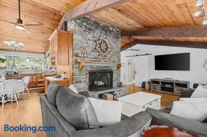 Relax at This Dog-Friendly Sandwich Retreat - Image 4