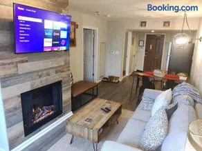 Fall Foliage Getaway Mountain Creek Condo 1 BR Pool & Hot Tub - Image 1